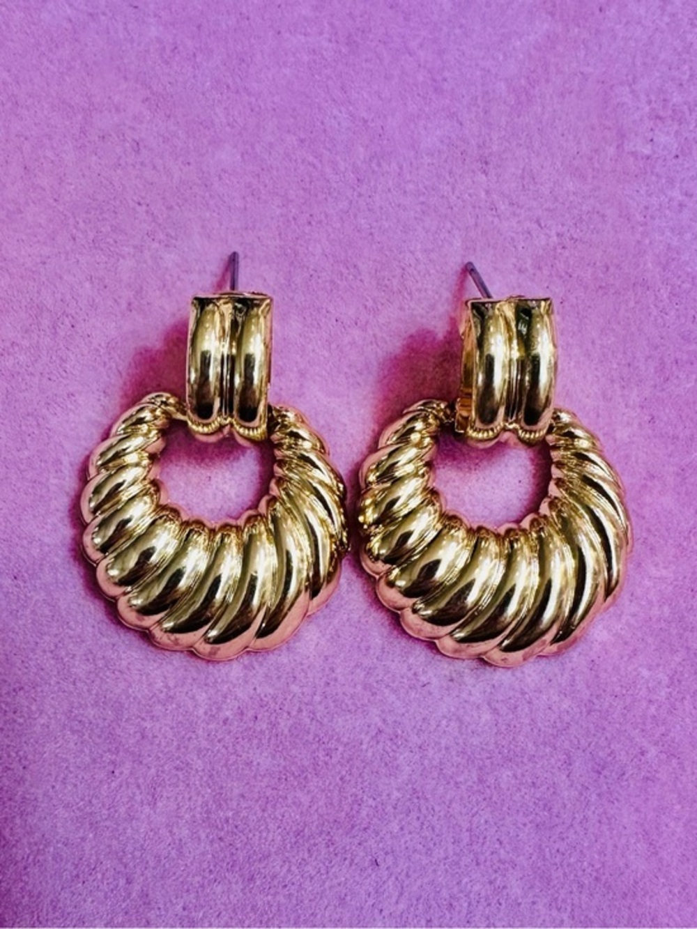 NWT Gold Tone Ribbed Hoop Drop Earrings